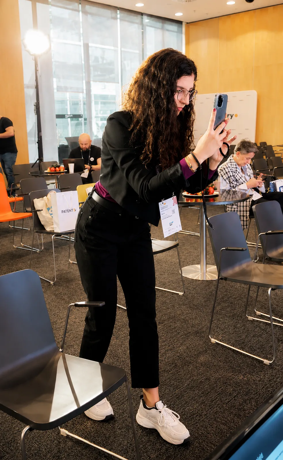 Daria Mohammad nagrywa content na konferencji